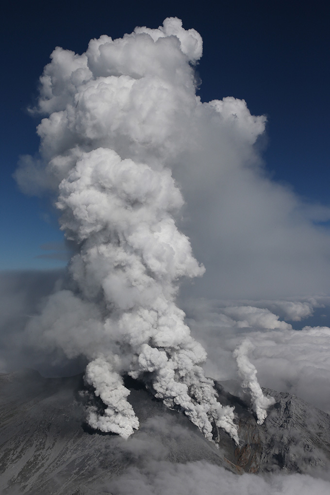 A photograph of the 2014 phreatic explosion of Mount Ontake spewing gas and ash into the air